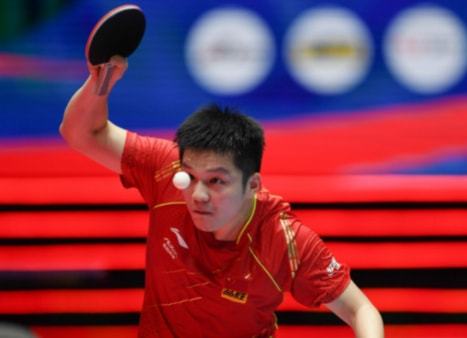 她从小便展 她从小便展