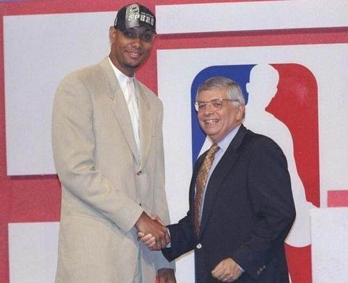 一人主导持 一人主导持